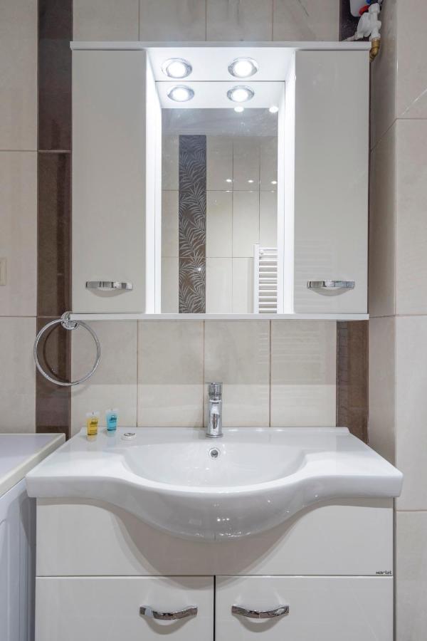 2 Bedroom Renovated Apartment With A View Atenas Exterior foto